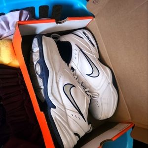 Mens nike shoes size 10.5 like new in  Box